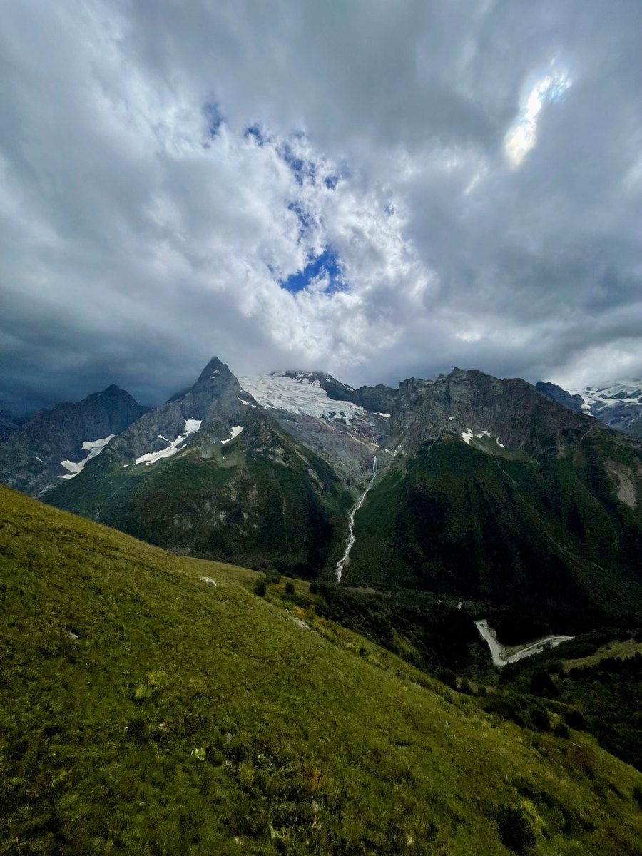 Горные вершины под облаками